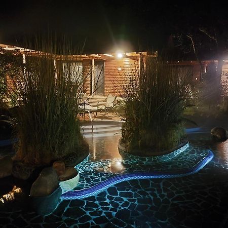 Termas De ปาปาญัคตา ภายนอก รูปภาพ The hot springs at night