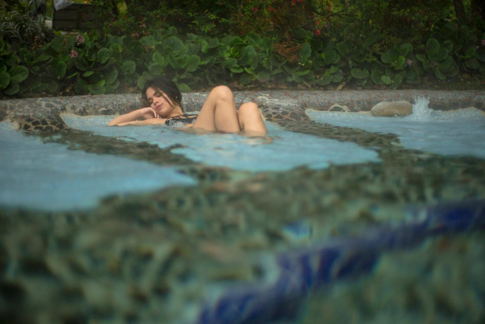 Termas De ปาปาญัคตา ภายนอก รูปภาพ A woman bathing in the hot springs