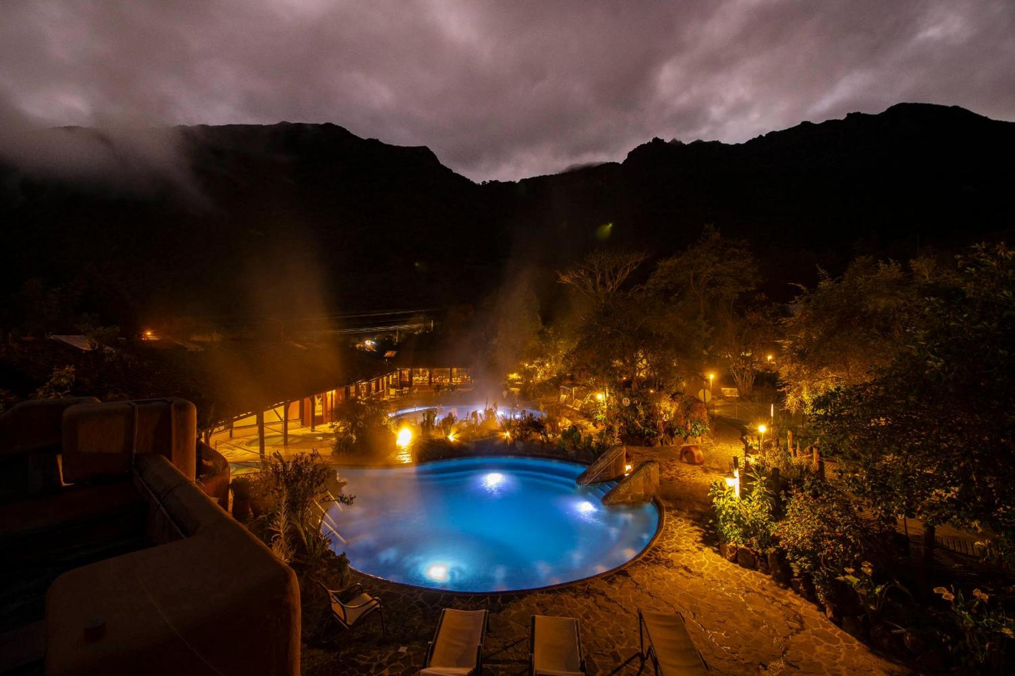 Termas De ปาปาญัคตา ภายนอก รูปภาพ Hot springs in Baños, Ecuador